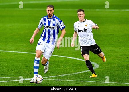 VALENCE, ESPAGNE - AVRIL 24 : Kevin Gameiro de Valencia CF, Florian Lejeune de Deportivo Alaves pendant le match de la Liga entre Valencia CF et Deporti Banque D'Images