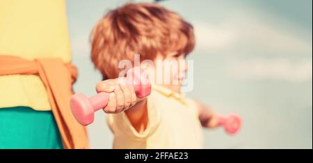 Garçon sportif avec haltères. Sport. Fitness, santé et énergie. Gai garçon faire des exercices avec des haltères Banque D'Images