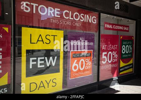 Debenhams magasin dans Worthing fermer les avis de vente. De nombreux magasins ont été touchés par les trois lockdowns en Angleterre en raison du coronovirus.panic. Banque D'Images