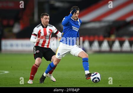 John Fleck de Sheffield United (à gauche) et Adam Lalluana de Brighton et Hove Albion en action lors du match de la Premier League à Bramall Lane, Sheffield. Date de la photo: Samedi 24 avril 2021. Banque D'Images