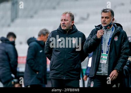 ISTANBUL, TURQUIE - AVRIL 24: Le chef-entraîneur Sergen Yalcin de Besiktas lors du match Super LIG entre Besiktas et Kayserispor au parc Vodafone, le mois d'avril Banque D'Images