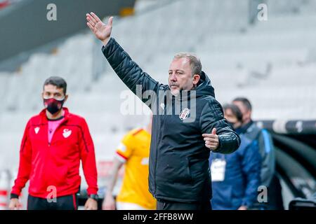 ISTANBUL, TURQUIE - AVRIL 24: Le chef-entraîneur Sergen Yalcin de Besiktas pendant le match Super LIG entre Besiktas et Kayserispor au parc Vodafone le 24 avril 2021 à Istanbul, Turquie (photo par /Orange Pictures) crédit: Orange pics BV/Alay Live News Banque D'Images