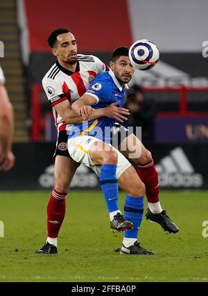 Sheffield, Angleterre, le 24 avril 2021. Kean Bryan, de Sheffield Utd, a des défenses avec Neal Maupay, de Brighton, lors du match de la Premier League à Bramall Lane, Sheffield. Le crédit photo devrait se lire: Andrew Yates / Sportimage Banque D'Images