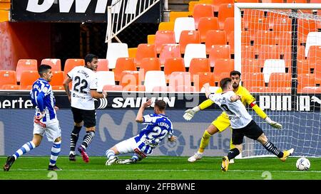 Valence, Espagne. 24 avril 2021. VALENCE, ESPAGNE - AVRIL 24: Florian Lejeune de Deportivo Alavés, gardien de but Fernando Pacheco de Deportivo Alavés, Kevin Gameiro de Valencia CF pendant le match de la Liga entre Valencia CF et Deportivo Alaves à l'Estadio Mestalla le 24 avril 2021 à Valence, Espagne (photo de Pablo Morano/Orange Pictures) crédit: Orange pics BV/Alay Live News Banque D'Images