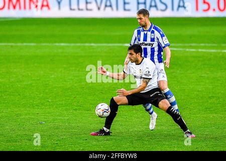 VALENCE, ESPAGNE - AVRIL 24: Maxi Gómez de Valencia CF, Florian Lejeune de Deportivo Alavés pendant le match de la Liga entre Valencia CF et Deportivo Banque D'Images