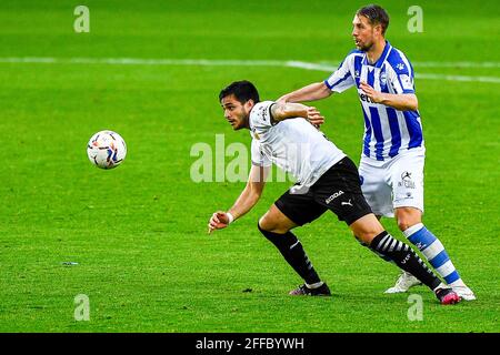 VALENCE, ESPAGNE - AVRIL 24: Maxi Gómez de Valencia CF, Florian Lejeune de Deportivo Alavés pendant le match de la Liga entre Valencia CF et Deportivo Banque D'Images