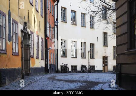 Vue sur la rue Prastgatan dans le quartier de la vieille ville de Stockholm. Banque D'Images