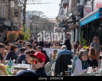 Worthing, Royaume-Uni. 24 avril 2021. Les gens ont vu profiter de leur temps dehors, avec des amis et de la famille, sur les terrasses extérieures des pubs et des cafés, maintenant les restrictions du confinement de Covid-19 ont été assouplies au Royaume-Uni. Credit: Joe Kuis /Alamy News Banque D'Images