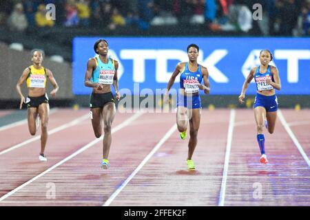 Phillys Francis (USA) remporte le 400m femmes, alonside Allyson Felix (USA) et Shaunae Miller-Uibo (Bahamas) - Championnats du monde IAAF, Londres 2017 Banque D'Images