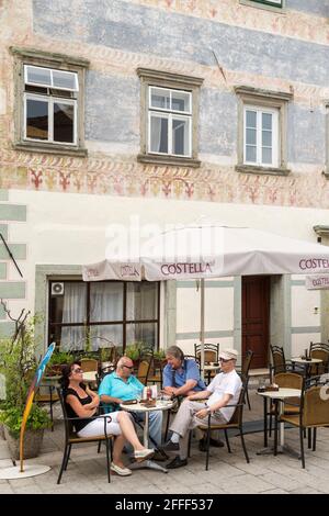 Les gens assis à l'extérieur d'un café-bar, Radovljica, Slovénie Banque D'Images