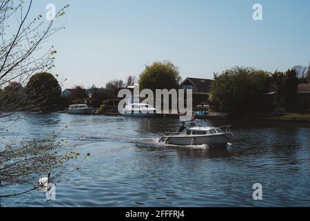 Staines-upon-Thames, Spelthorne | Royaume-Uni - 2021.04.24 : bateaux sur la Tamise à Staines le jour ensoleillé du printemps Banque D'Images