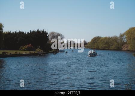 Staines-upon-Thames, Spelthorne | Royaume-Uni - 2021.04.24 : bateaux sur la Tamise à Staines le jour ensoleillé du printemps Banque D'Images