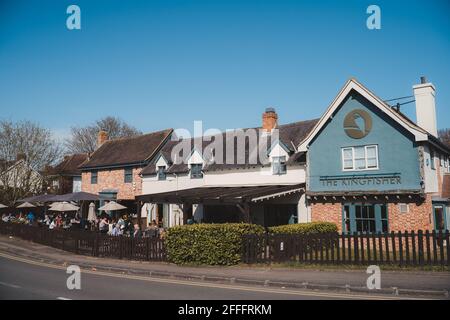 Staines-upon-Thames, Spelthorne | Royaume-Uni - 2021.04.24 : le restaurant de pub Kingfisher est ouvert le chaud jour du printemps à Chertsey Banque D'Images