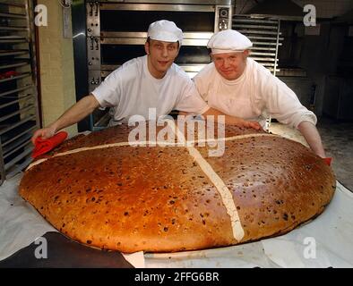 BAKER BRIAN COLLINS, À DROITE, ET SIMON SE DIRIGENT AVEC LE RECORD DU MONDE HOT CROSS BUN À RUSTINGTON, WEST SUSSEX. PIC MIKE WALKER, 2002 Banque D'Images