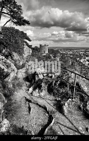 Tour noire dans Mödling noir et blanc avec vue sur les magnifiques nuages et rochers. Moedling (Mödling), Basse-Autriche. Voyage destination voyage au départ de Vienne Banque D'Images