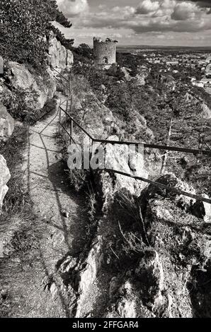 Tour noire dans Mödling noir et blanc avec vue sur les magnifiques nuages et rochers. Moedling (Mödling), Basse-Autriche. Voyage destination voyage au départ de Vienne Banque D'Images