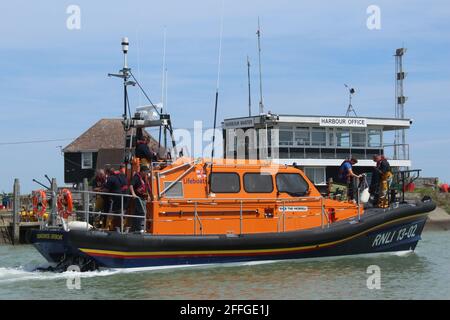 CANOT DE SAUVETAGE RNLI DE CLASSE SHANNON À DUNGENESS Banque D'Images