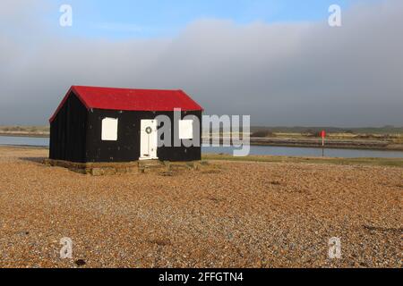 CABANE AU TOIT ROUGE À LA RÉSERVE NATURELLE DE RYE HARBOUR, DANS LE SUSSEX Banque D'Images