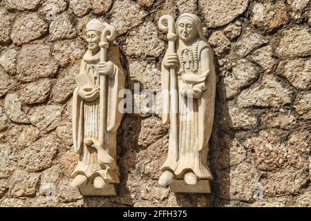 Sculpture d'un moine et d'une nonne sur le mur d'un monastère de montagne en Espagne. Banque D'Images