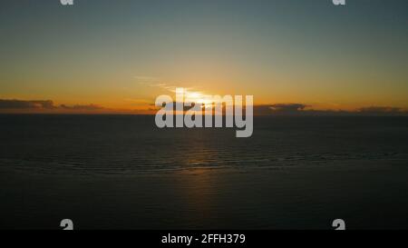 Lever de soleil coloré sur la mer, vue du dessus. Lever de soleil sur l'océan. Philippines Banque D'Images