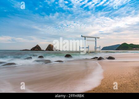 Les pierres sacrées de Sakurai Futamigaura et la porte de torii vue de de la plage à Itoshima, Fukuoka, Japon paysage pittoresque Banque D'Images