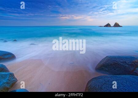 Les pierres sacrées de Sakurai Futamigaura et la porte de torii vue de de la plage à Itoshima, Fukuoka, Japon paysage pittoresque Banque D'Images