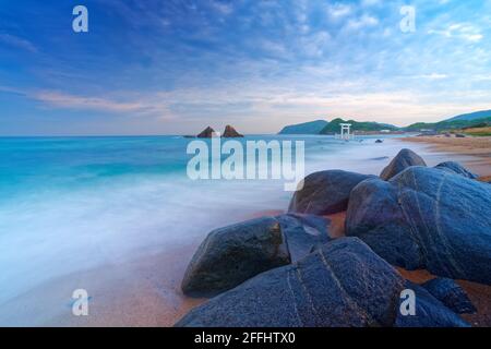 Les pierres sacrées de Sakurai Futamigaura et la porte de torii vue de de la plage à Itoshima, Fukuoka, Japon paysage pittoresque Banque D'Images