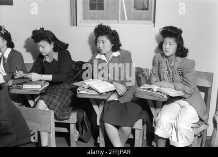 Kiyo Yoshida, Lillian Wakatsuki, Yoshiko Yamasaki, cours de biologie au lycée, Manzanar Relocation Center, Californie, Etats-Unis, Ansel Adams, Collection Manzanar War Relocation Centre, 1943 Banque D'Images