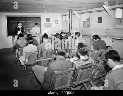 Étudiants japonais-américains assis dans le laboratoire de classe pendant la conférence scientifique, Manzanar Relocation Center, Californie, Etats-Unis, Ansel Adams, Collection Manzanar War Relocation Centre, 1943 Banque D'Images