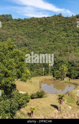Champs de ferme, lacs, forêt et montagnes, Santa Maria do Herval, Rio Grande do Sul, Brésil Banque D'Images