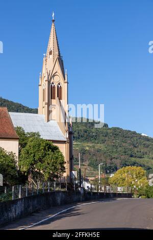 Tour d'église dans village avec forêt et montagne en arrière-plan, Santa Maria do Herval, Rio Grande do Sul, Brésil Banque D'Images