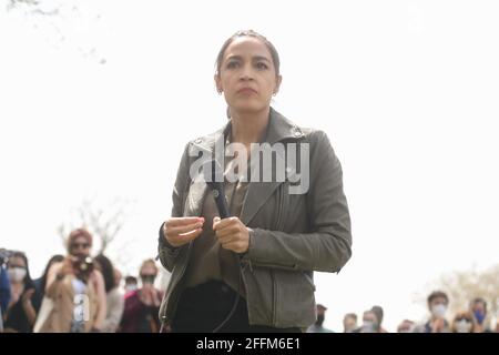 24 avril 2021, New York, NY, États-Unis : 24 avril 2021: LA députée AMÉRICAINE Alexandria Ocasio-Cortez a prononcé un discours à Astoria Park, Queens, sur le New Deal vert. (Image de crédit : © Dan Herrick/ZUMA Wire) Banque D'Images