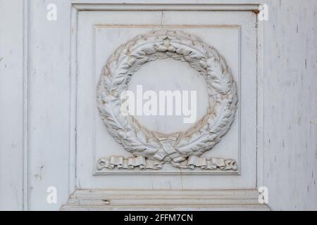 Détail de la couronne classique de la sculpture à relief bas sur panneau de porte en bois blanc. Banque D'Images