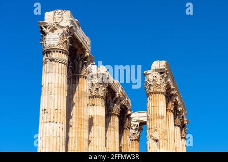 Temple de Zeus olympique, Athènes, Grèce. Colonnes Corinthiennes classiques sur fond bleu ciel. Ancien bâtiment grec de Zeus ou Olympieion est célèbre l Banque D'Images