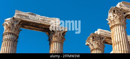 Ancien temple de Zeus olympique, Athènes, Grèce. Vue panoramique sur les colonnes corinthiennes sur fond bleu ciel. Le bâtiment grec classique de Zeus est famo Banque D'Images