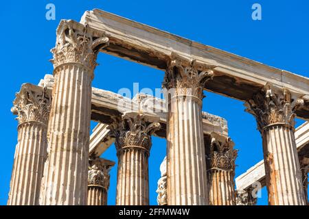 Ancien temple de Zeus olympique, Athènes, Grèce. Colonnes corinthiennes sur fond bleu ciel. Le bâtiment grec classique de Zeus ou Olympieion est célèbre l Banque D'Images