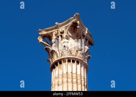 Colonnes corinthiennes du Temple de Zeus Olympien gros plan sur fond bleu ciel, Athènes, Grèce. Détail de l'architecture de l'ancien bâtiment grec. Concept Banque D'Images