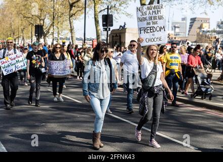 LONDRES, ROYAUME-UNI. 24 AVRIL : les manifestants descendent dans les rues de l'autre côté de la capitale pour une manifestation anti-Lockdown à Londres le samedi 24 avril 2021. (Credit: Tejas Sandhu | MI News) Credit: MI News & Sport /Alay Live News Banque D'Images