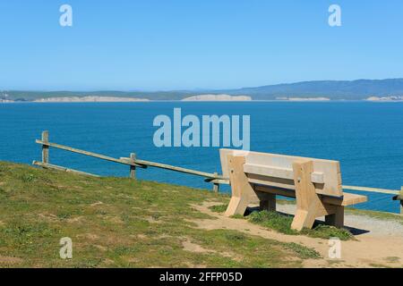 Banc vide surplombant la baie de Drakes à l'extrémité du sentier de Chimney Rock à point Reyes National Seashore, Marin County California, États-Unis. Banque D'Images