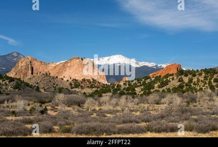 Colorado Springs, Colorado, États-Unis. 24 avril 2021 : Pikes Peak, vue depuis le jardin des dieux de Colorado Springs. Chaque printemps, autour du jour de la Terre, le département des parcs, loisirs et services culturels de Colorado Springs déclare une « matinée sans âme » dans le jardin des dieux. Les routes sont laissées vides et les amoureux de la nature sont invités à profiter du parc totalement sous la puissance humaine. Colorado Springs, Colorado crédit: CAL Sport Media/Alay Live News Banque D'Images