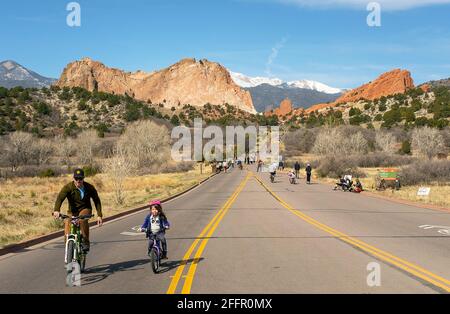 Colorado Springs, Colorado, États-Unis. 24 avril 2021 : chaque printemps, autour du jour de la Terre, le département des Parcs, des Loisirs et des Services culturels de Colorado Springs déclare une « matinée sans âme » dans le jardin des Dieux. Les routes sont laissées vides et les amoureux de la nature sont invités à profiter du parc totalement sous la puissance humaine. Colorado Springs, Colorado crédit: CAL Sport Media/Alay Live News Banque D'Images