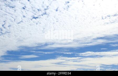 Remplacement du ciel pour améliorer les scènes d'extérieur le remplacement du ciel remplace les scènes peu attrayantes lignes de ciel avec le ciel parfait pour votre projet Banque D'Images