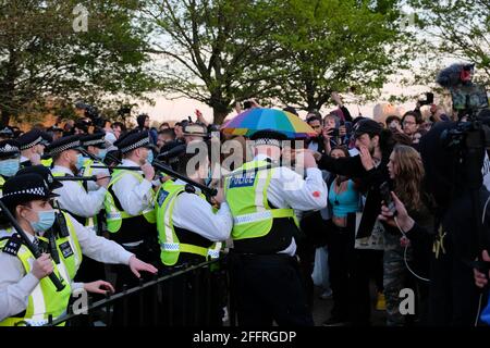 Londres, Royaume-Uni. 24 avril 2021. Londres, Royaume-Uni. 24 avril 2021. Les manifestants du stand Up X se réunissent dans le coin de Hyde Park pour protester contre le verrouillage imposé par le gouvernement et la vaccination complète par la mise en place de passeports sanitaires. Des milliers de manifestants ont défilé de Hyde Park Corner jusqu'à Parliament Square, puis ont refait le retour à Hyde Park où la journée s'est terminée par des affrontements avec la police, faisant 8 blessés. Crédit: Joao Daniel Pereira/Alay Live News. Banque D'Images