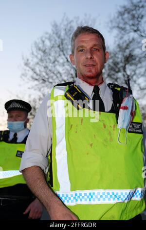 Londres, Royaume-Uni. 24 avril 2021. Londres, Royaume-Uni. 24 avril 2021. Les manifestants du stand Up X se réunissent dans le coin de Hyde Park pour protester contre le verrouillage imposé par le gouvernement et la vaccination complète par la mise en place de passeports sanitaires. Des milliers de manifestants ont défilé de Hyde Park Corner jusqu'à Parliament Square, puis ont refait le retour à Hyde Park où la journée s'est terminée par des affrontements avec la police, faisant 8 blessés. Crédit: Joao Daniel Pereira/Alay Live News. Banque D'Images