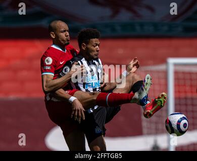 Liverpool. 25 avril 2021. Fabinho (L) de Liverpool rivalise avec Joelinton de Newcastle United lors du match de la Premier League entre Liverpool et Newcastle United à Anfield à Liverpool, en Grande-Bretagne, le 24 avril 2021. Credit: Xinhua/Alay Live News Banque D'Images