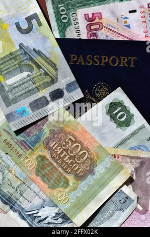 Londres, Angleterre, Royaume-Uni. Les produits nécessaires pour voyager à l'étranger dans plusieurs pays. Banque D'Images