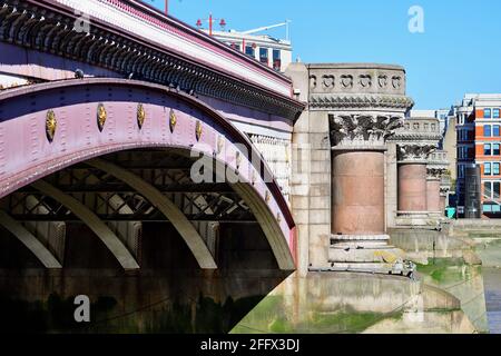 Londres, Angleterre, Royaume-Uni. Un gros plan d'un segment du pont Blackfriars au-dessus de la Tamise, vu de l'extrémité sud du pont. Banque D'Images