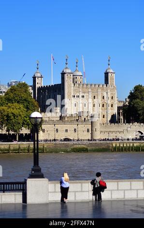 Londres, Angleterre, Royaume-Uni. Vue depuis le côté Southwark sur la Tamise de la tour blanche dans le quartier intérieur de la Tour de Londres. Banque D'Images