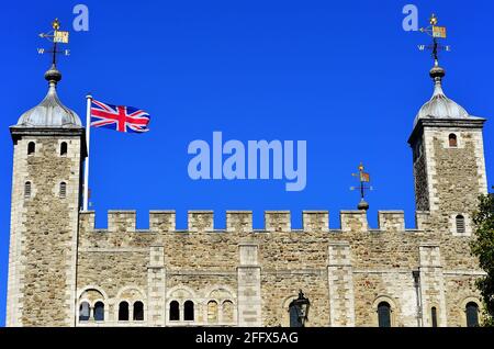 Londres, Angleterre, Royaume-Uni. Tour blanche dans le quartier intérieur de la Tour de Londres (officiellement nommée Palais Royal de sa Majesté et forteresse de Banque D'Images