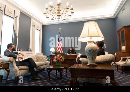 Le vice-président Kamala Harris participe à une conférence de leader mondial avec le président du Guatemala Alejandro Giammattei dans son bureau de l'aile ouest, le mardi 30 mars 2021. Sont présents Michael Fuchs, adjoint spécial du président et chef de cabinet adjoint du vice-président, Philip Gordon, adjoint spécial du président et conseiller adjoint à la sécurité nationale du vice-président, et Nancy McEldowney, adjointe du président et conseillère à la sécurité nationale du vice-président. (Photo officielle de la Maison Blanche par Lawrence Jackson) Banque D'Images